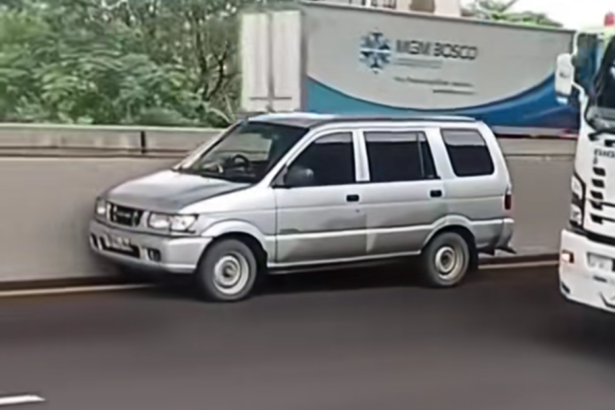 Mobil Panther Melaju Tanpa Kendali di Tol Jakarta-Cikampek, Pengemudi Ditemukan Meninggal Dunia