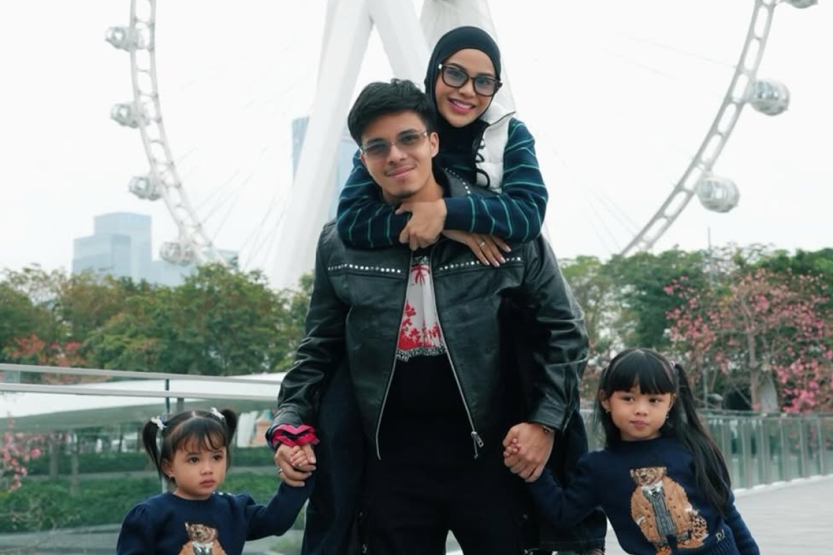 Atta Halilintar Tuai Kritik Usai Pamer Salat di Trotoar China: Konten atau Ibadah?