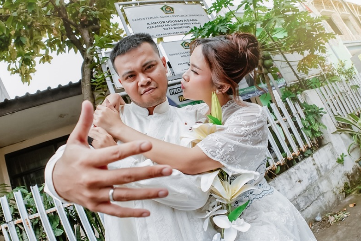 Selisih Umur Reza SMASH dan Santi Febrianti Berapa? Inilah Biodata Personel Boyband yang Resmi Menikah di KUA untuk Kedua Kalinya