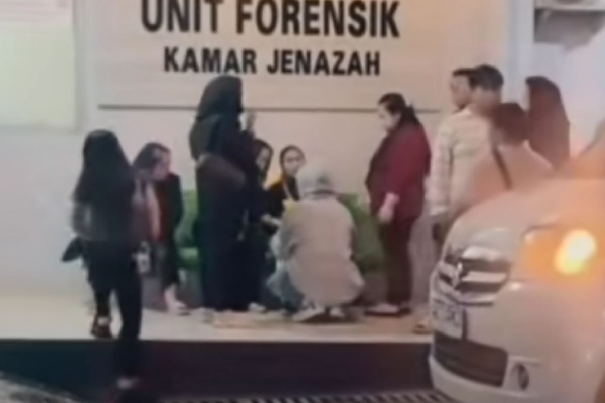 VIDEO Detik-Detik Reza Arap Bersimpuh di Hadapan Ibu Tatu Saat Mengantar Jenazah Lula Lahfah