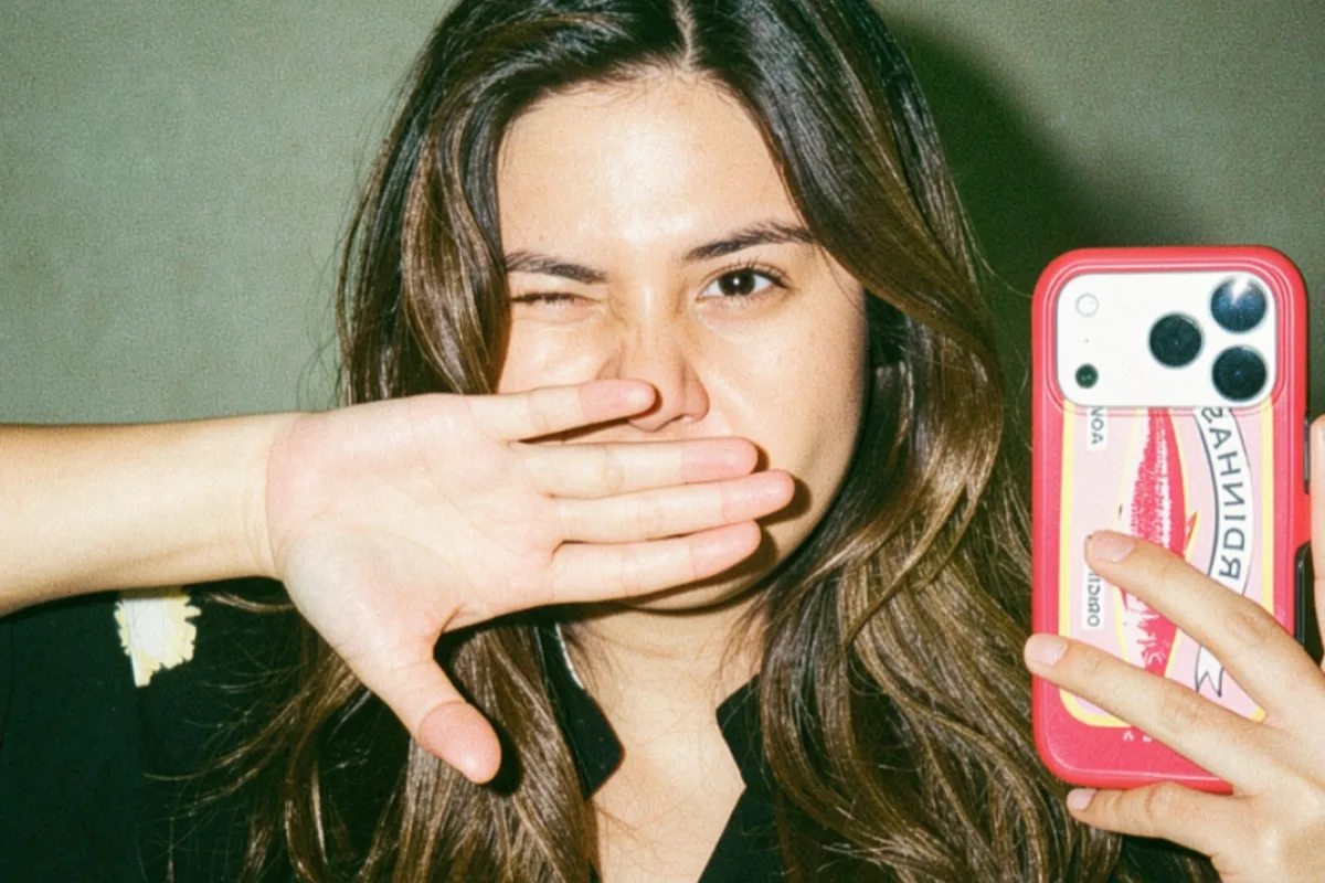 Tren Edit Foto Efek Flash TikTok Bikin Hasil Jepretan Makin Dramatis