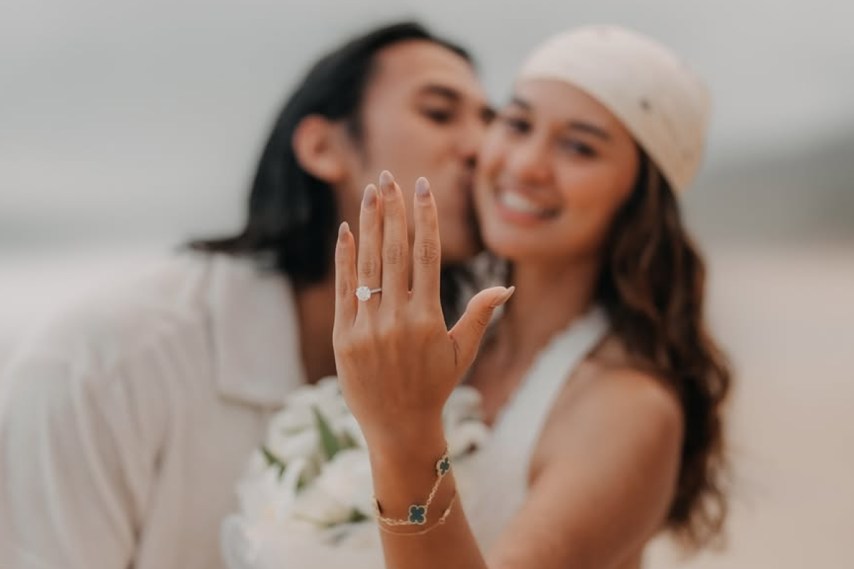 Selamat! Hana Malasan Resmi Dilamar Pembalap Sean Gelael pada 31 Oktober 2025 di Tepi Pantai 