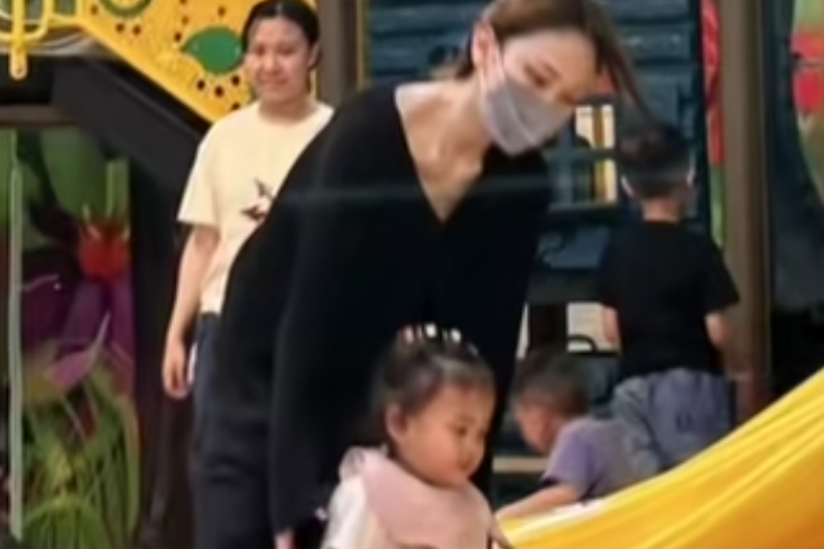 Penampilan Terbaru Jule Tanpa Hijab Saat Temani Anak Bermain di Mall Jadi Sorotan Publik