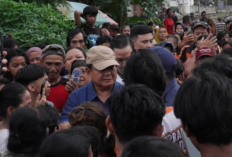 Detik-Detik Prabowo Blusukan ke Permukiman Bantaran Rel Stasiun Senen Hingga Bagikan Uang 2 Juta Rupiah ke Setiap KK