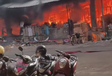 Kebakaran Hebat Hanguskan 350 Kios Buah di Pasar Induk Kramat Jati, Jakarta Timur