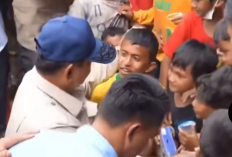 Momen Haru! Presiden Prabowo Subianto Datang Langsung ke Aceh Tamiang, Minta Maaf dan Peluk Anak Korban Bencana dengan Penuh Empati