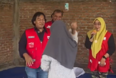 Komeng Bikin Ngakak Korban Banjir Padang dengan Teka-Teki Kocak, Bawa Semangat di Tengah Duka