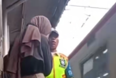 Satpam KAI Nyaris Tertabrak Kereta Setelah Didorong Wanita Diduga ODGJ: Insiden Mengerikan yang Viral di Media Sosial