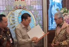 Sempat Ricuh, SK Keraton Solo Tetap Diserahkan ke Tedjowulan