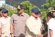 Prabowo Subianto Tinjau Langsung Pengungsian Korban Banjir dan Longsor di Tapanuli: Negara Tidak Akan Tinggalkan Rakyatnya