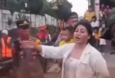 Warga Blokir Perlintasan Kereta Api di Bandar Lampung, Tuntut Ganti Rugi Mobil Tertabrak KA