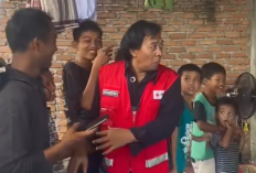 Komeng Turun Tangan di Tengah Banjir Agam: Menghibur Korban, Disorot karena Rompi Relawan