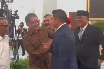 Rocky Gerung Terlibat Percakapan Santai dengan Seskab Teddy di Istana Negara