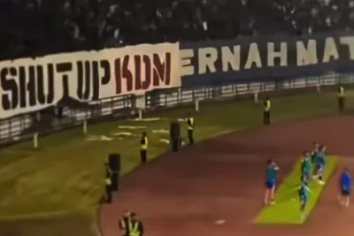 Spanduk ‘Shut Up KDM’ Muncul di Laga Persib vs Arema, Diduga Terkait Unggahan Dedi Mulyadi