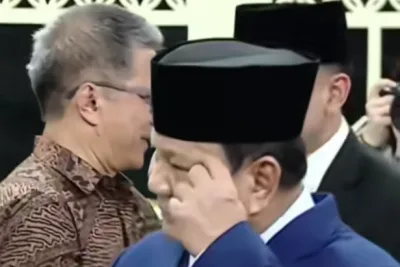 Prabowo dan Gibran Salami Rocky Gerung Usai Pelantikan Pejabat di Istana