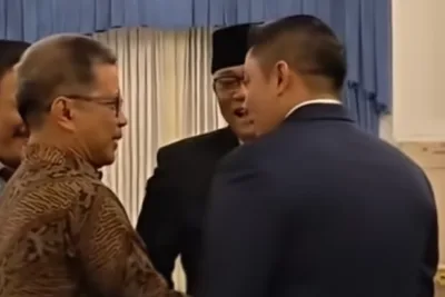 Rocky Gerung Hadiri Pelantikan Jumhur di Istana, Sempat Berbincang Akrab dengan Seskab Teddy